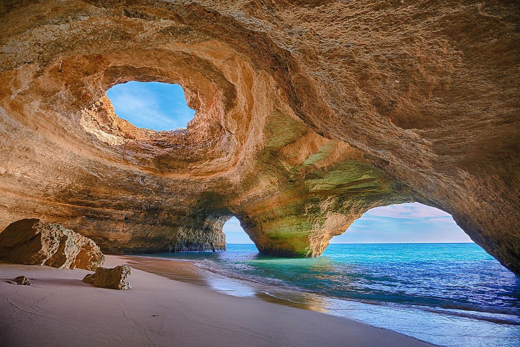 Caverna de Benagil no Algarve em Portugal
