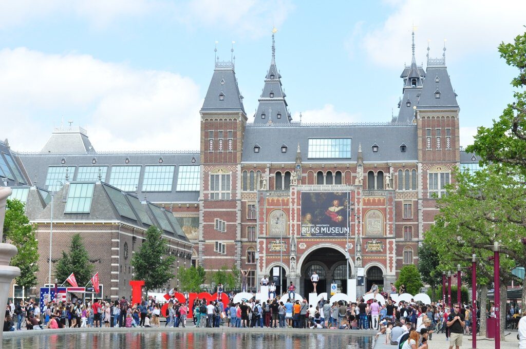 Sinal de Iamsterdam e Rijksmuseum ao fundo. Dia claro e bonito de verão na Holanda.