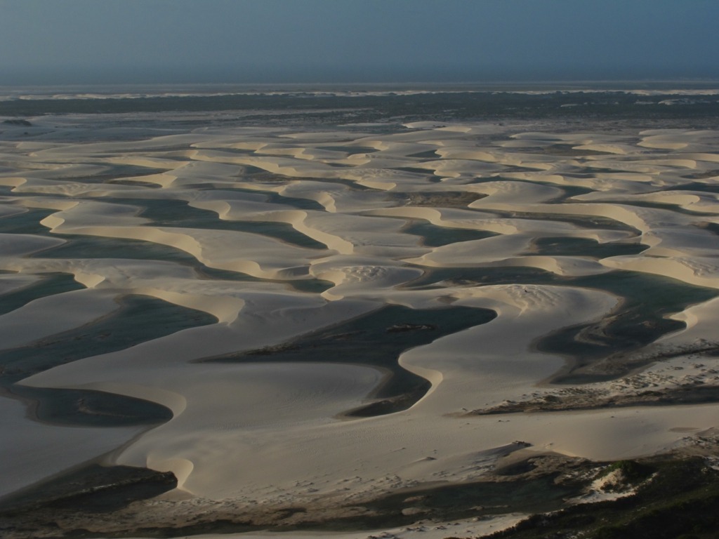 sobrevoo de monomotor nos lençois maranhanses. Foto mostra as dunas e lagoas que se formam, nesse que é um dos passeios imperdíveis nos Lençóis Maranhenses