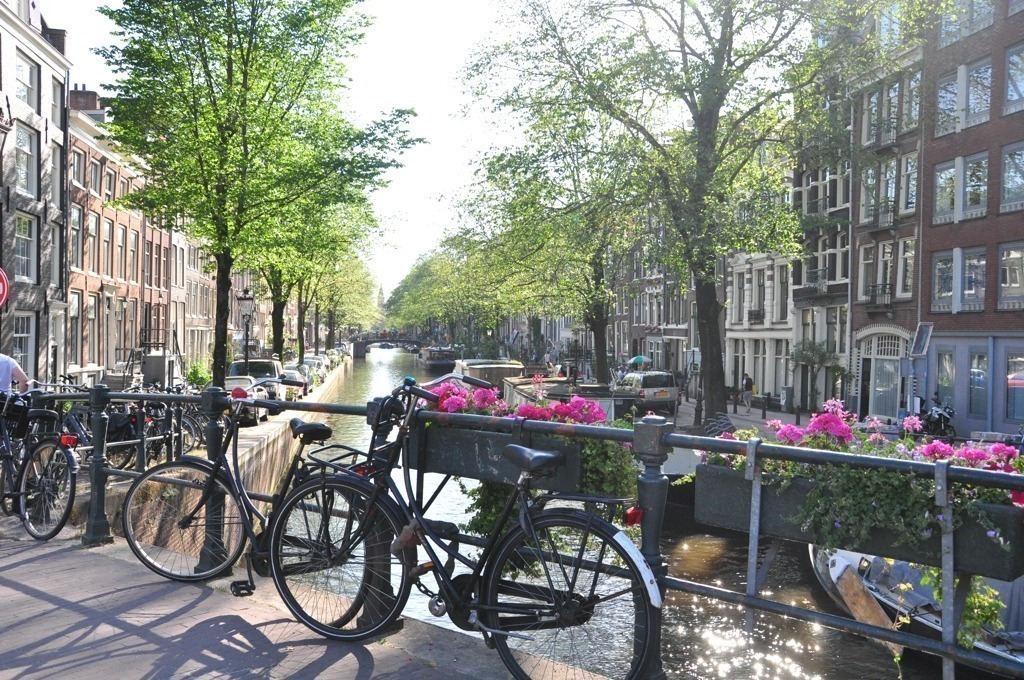 Canais de Amsterdam. Só andar pela cidade já é um dos passeios imperdíveis em Amsterdam.