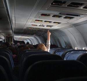 Os 8 piores inconvenientes que podem acontecer durante um voo