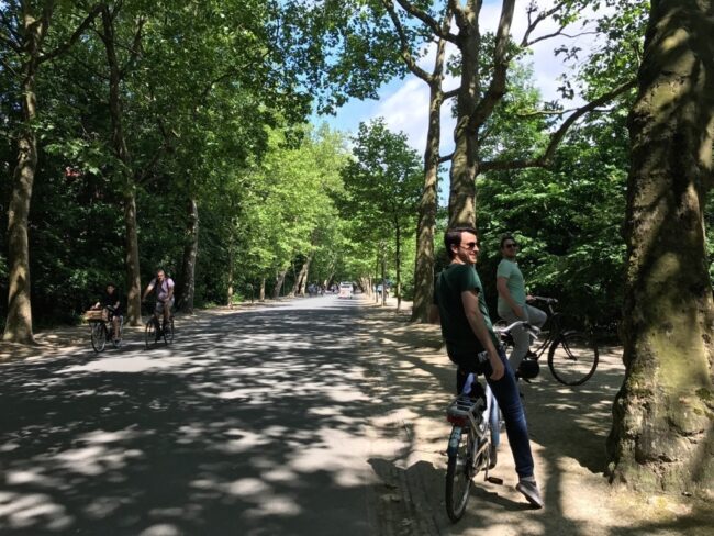 Andar de bicicleta no Vondelpark é um dos passeios imperdíveis em Amsterdam, na nossa opinião.