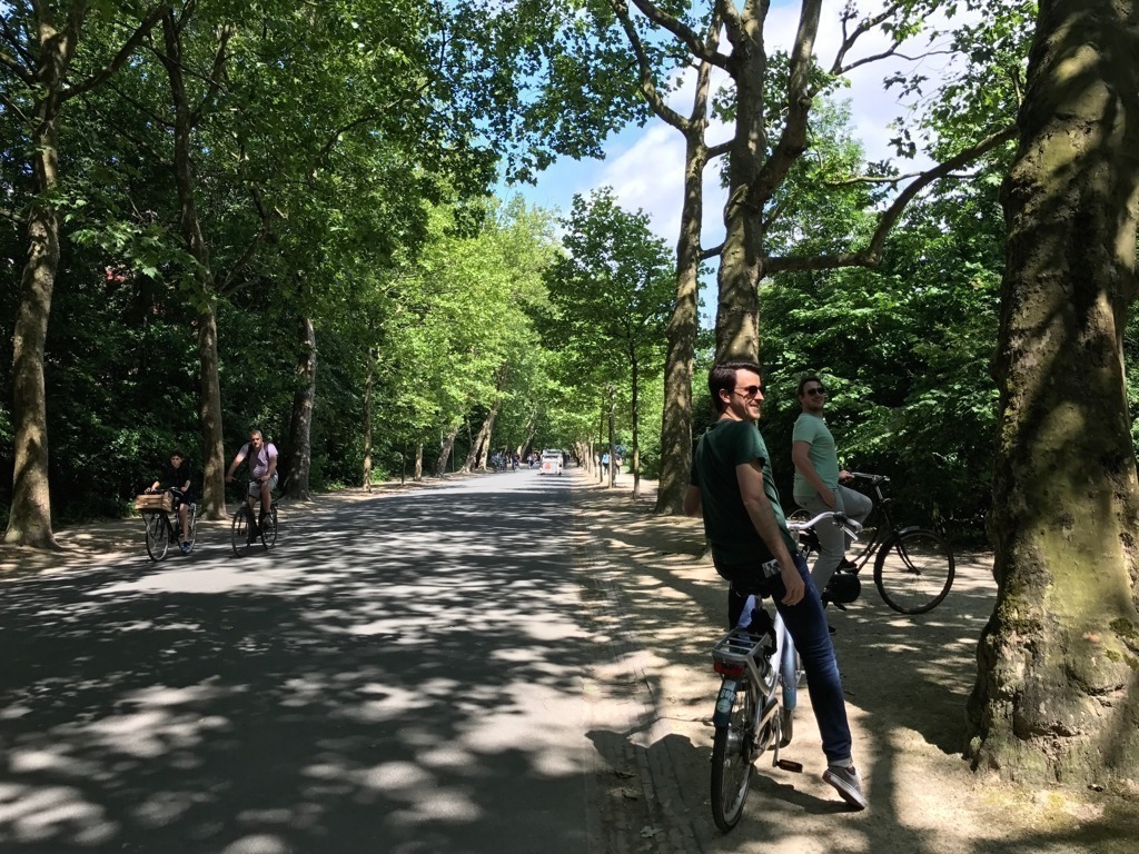 Andar de bicicleta no Vondelpark é um dos passeios imperdíveis em Amsterdam, na nossa opinião. 