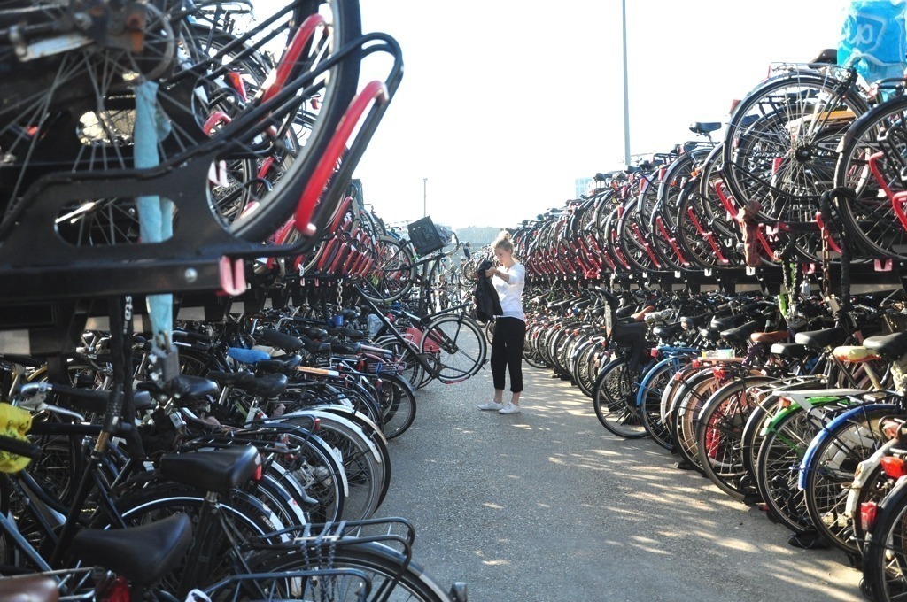 Estacionamento de bicicletas em Amsterdam. Quanto custa viajar para Amsterdam?