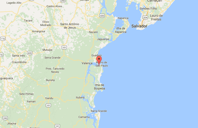 Pin em um mapa cartográfico indicando a localização da praia de Gamboa, na Bahia. 