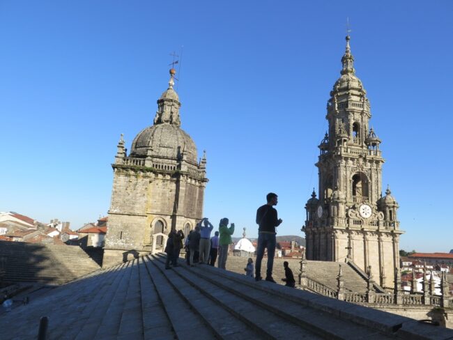 Pessoas no teto da Catedral de Santiago de Compostela