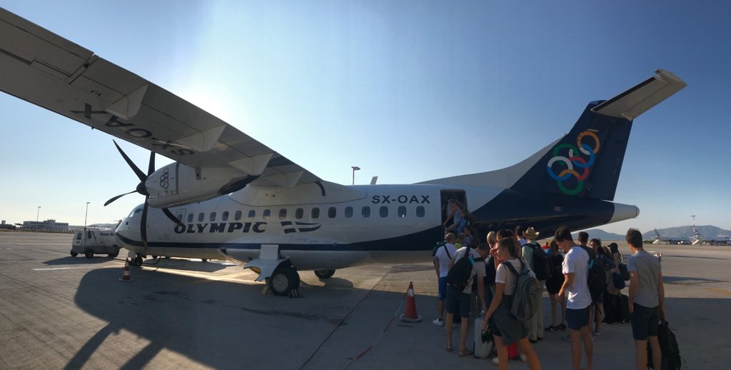Pequeno avião da Olympic air que faz o vôo Atenas - Milos.