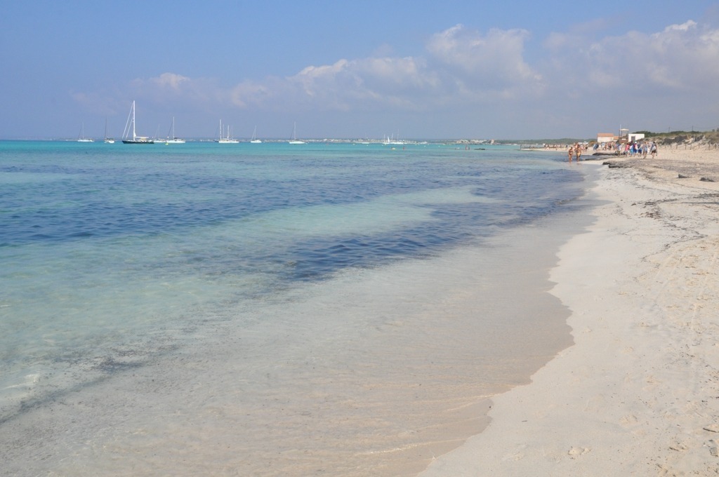 Es Trenc. Praia de areia fina e ranca e mar transparente azul turquesa