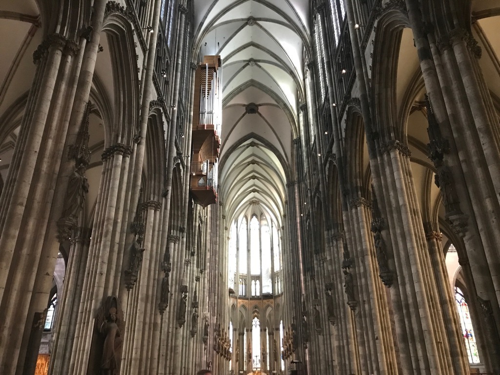 Imponente interior da catedral de Colônia, nave alta e ampla.