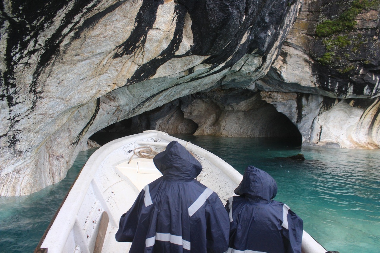 Barco entrando em gruta de Mármore, na Patagônia Chilena