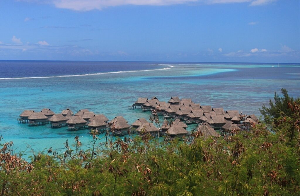 Bangalôs em cima de um mar turquesa na Polinésia Francesa