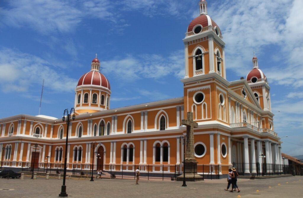 Catedral grande com paredes alaranjadas na Nicarágua