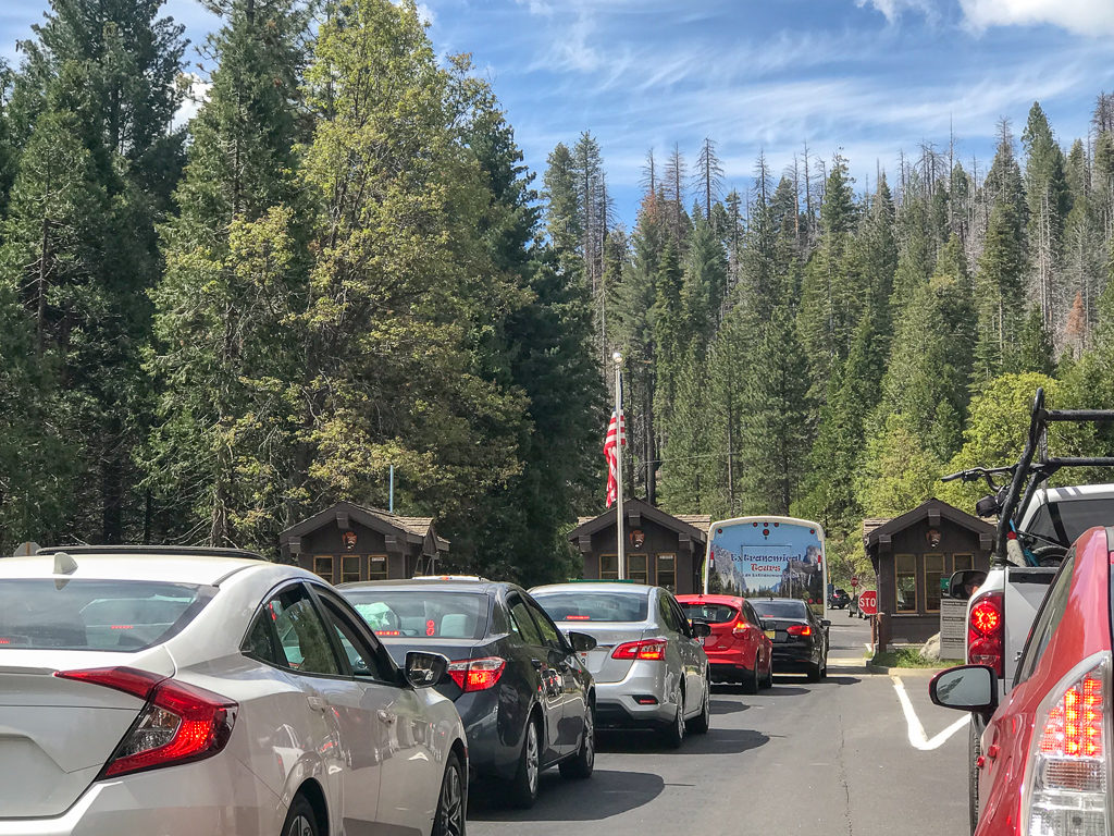 Fila de carros alinhados em portarias para entrar no Parque Nacional de Yosemite. Dirigir nos EUA