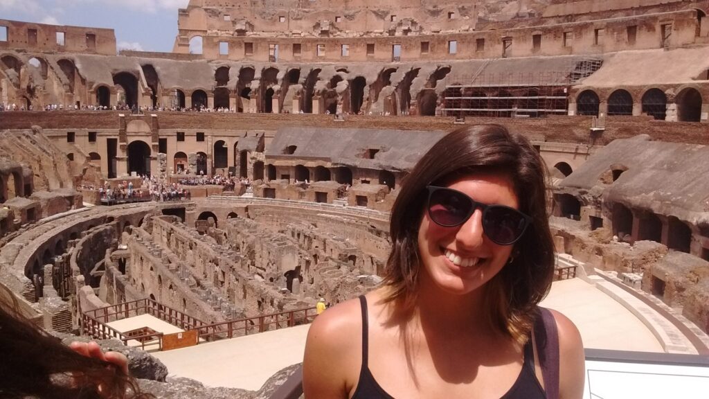 Posando para a foto dentro do Coliseu, em Roma
