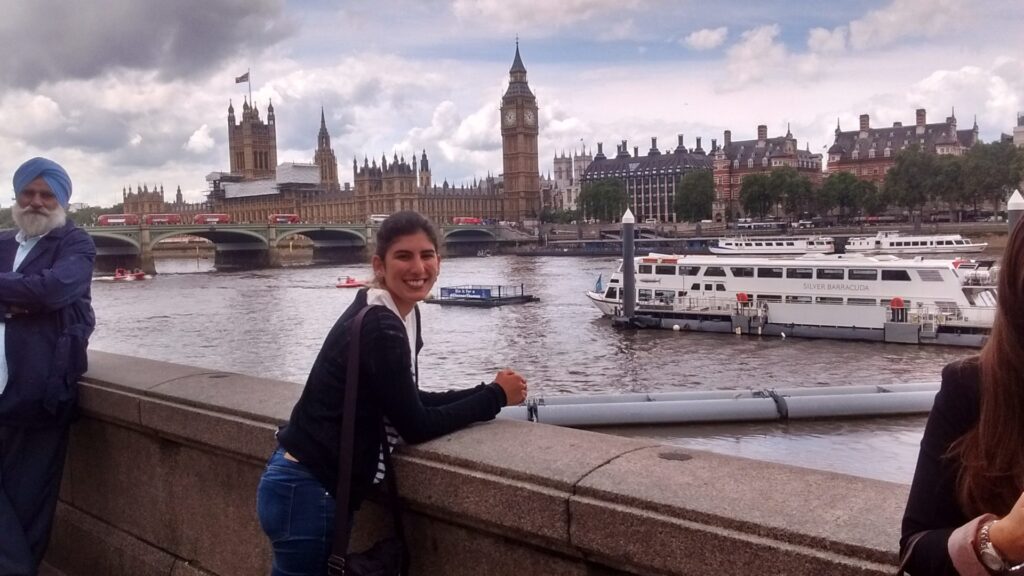Às margens do rio Tâmisa, em Londres, com o Parlamento Britânico ao fundo