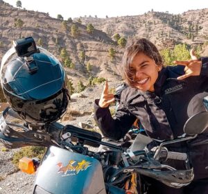 Ela passou 8 meses viajando sozinha de moto pela costa oeste da África, e vai te inspirar a cair na estrada