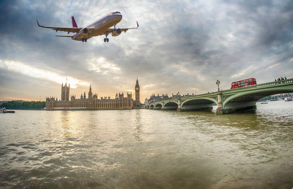 Avião sobrevoa Londres