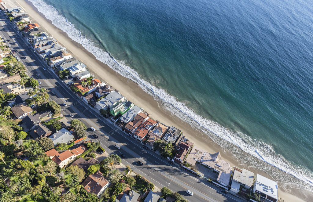Foto aérea das casas na beira do mar em Malibu, Califórnia.