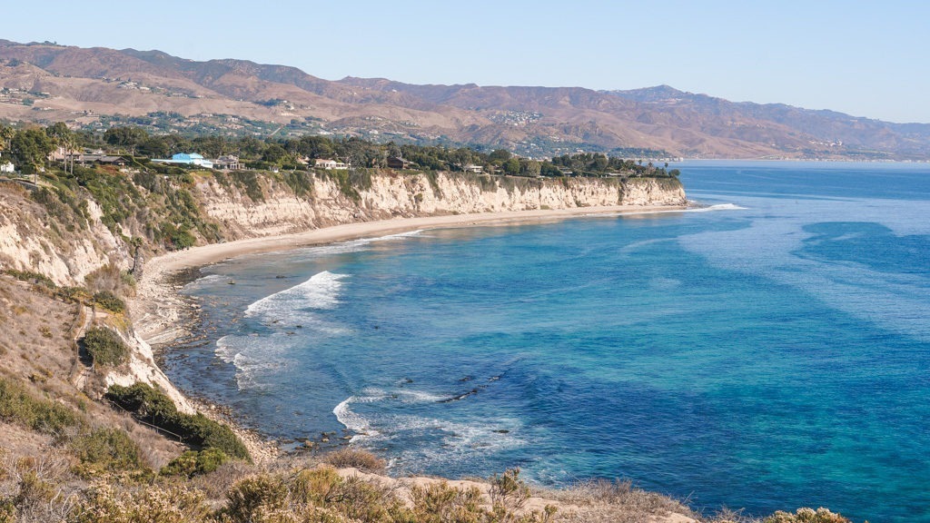 Vista de Point Beach, em Malibu, na Califórnia