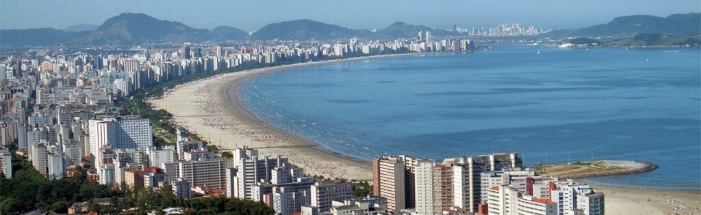 Foto panorâmica da orla da praia de Santos