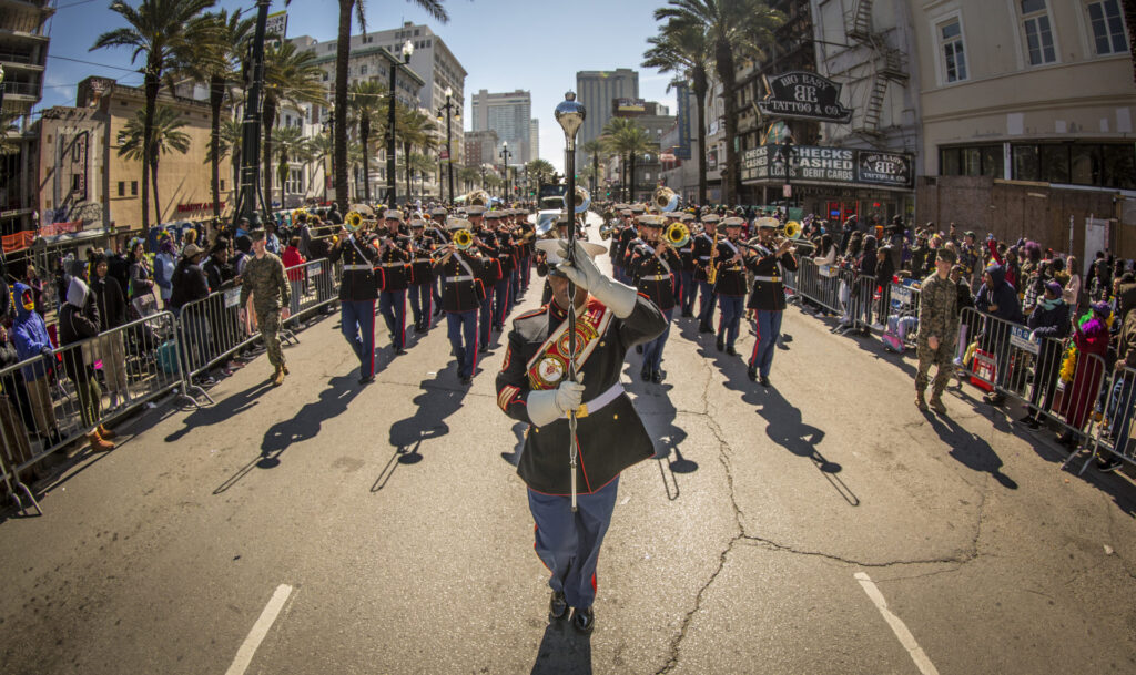 Desfile de banda durante carnaval de Nova Orleans