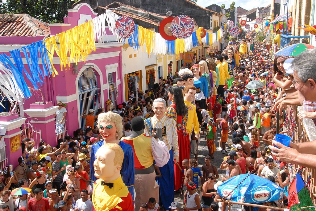 Vista aérea de um dos blocos do carnaval de Olinda, com bonecos de Olinda ao centro. Esta é uma das principais opções para onde viajar em fevereiro