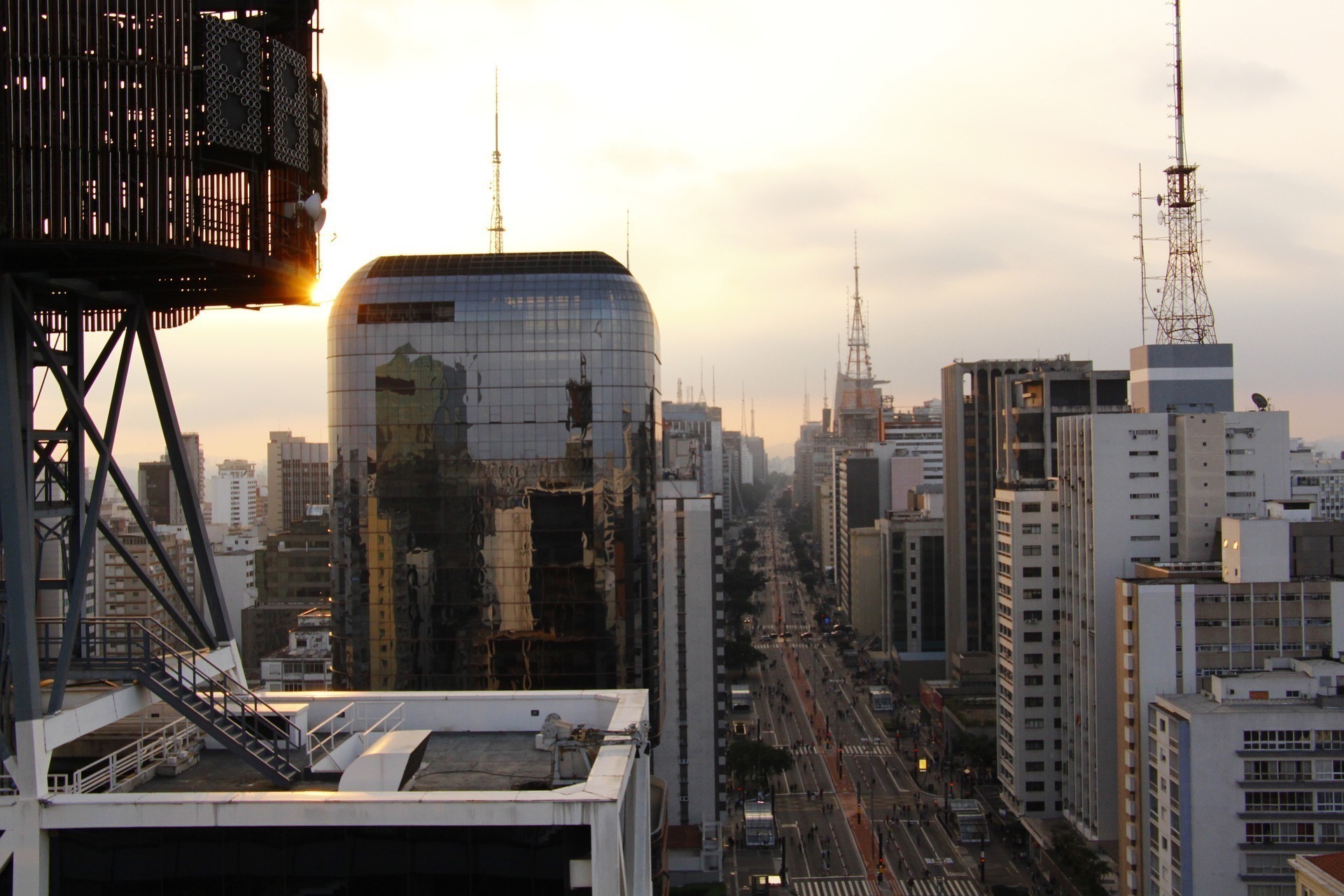 Foto da Avenida Paulista vista de cima no pôr do sol