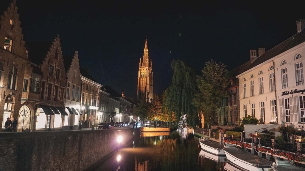 PRaça de Bruges iluminada durante a noite.