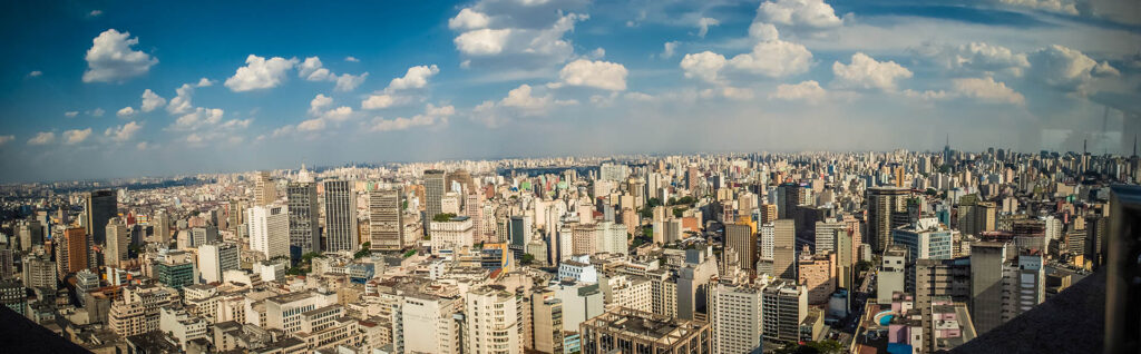 Skyline de São Paulo, com prédios cobrindo a foto de fora a fora. Cidade vista do alto.