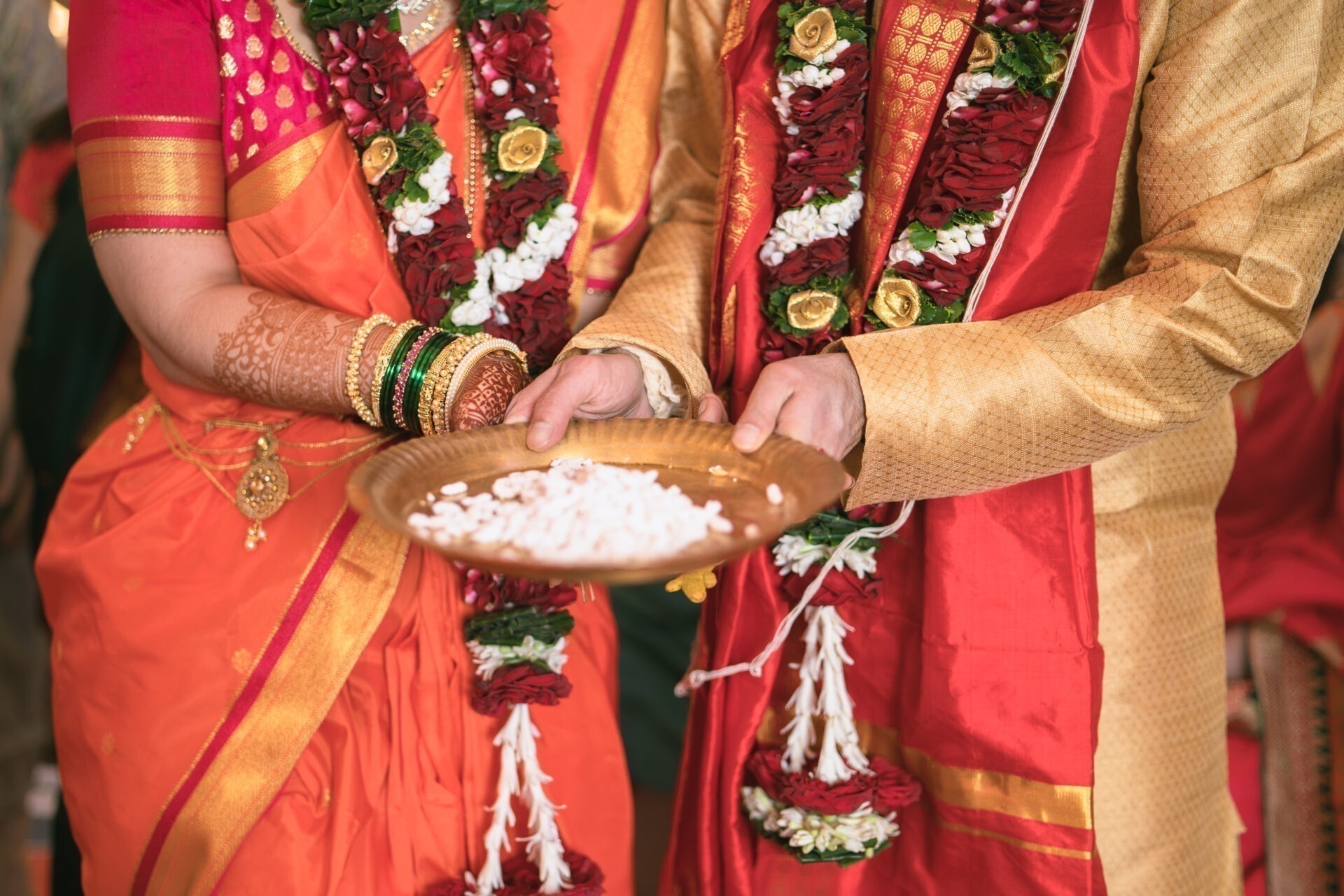 Milhares de indianos celebram festival hindu com banho no rio