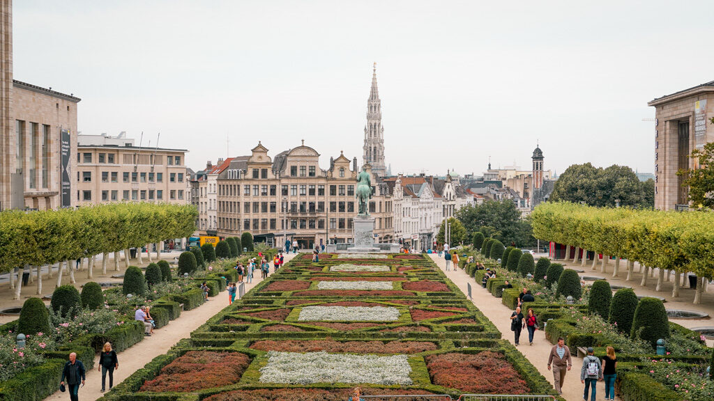 Jardim bem cuidado, com desenhos geométricos e ao fundo a cidade de Bruxelas vista do alto. Excelente dica do que fazer em Bruxelas.