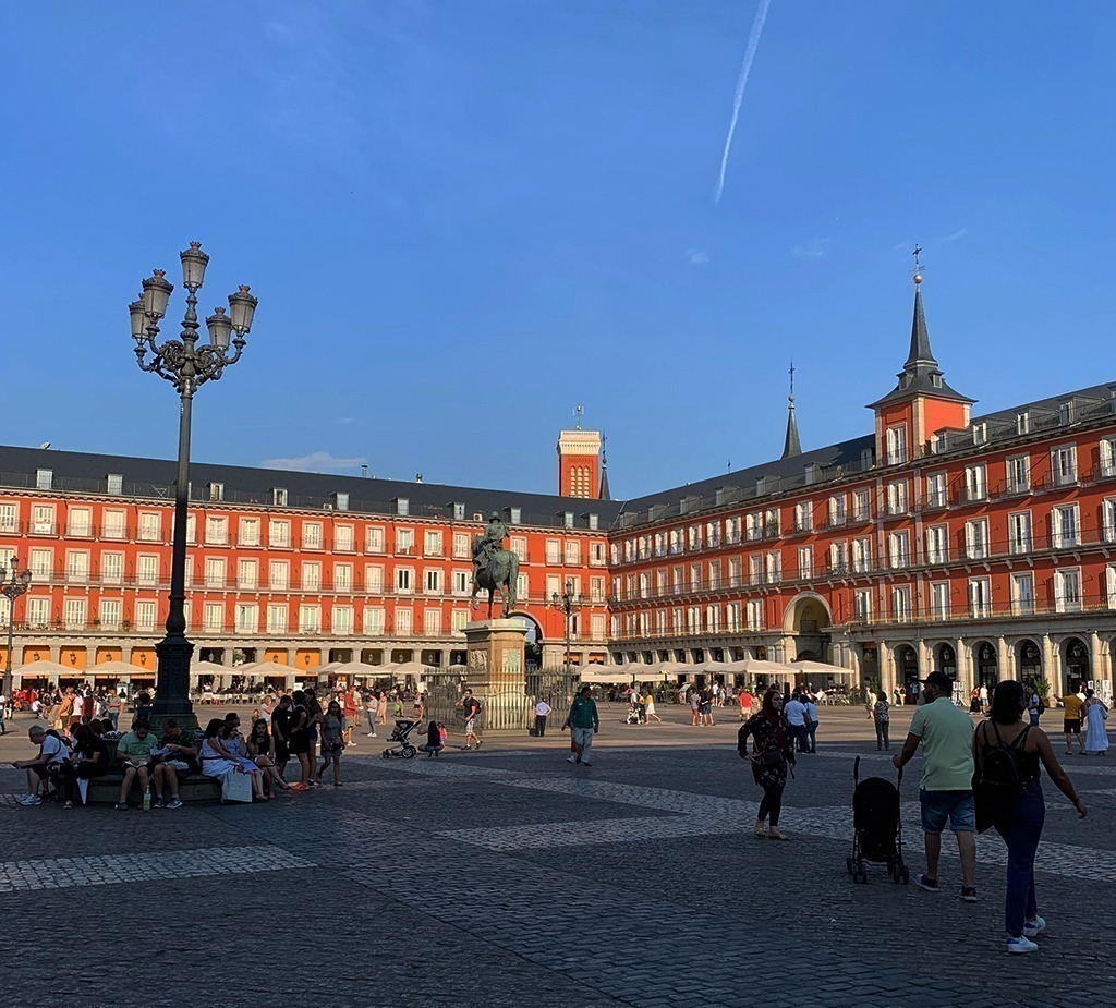 Plaza Mayor com turistas