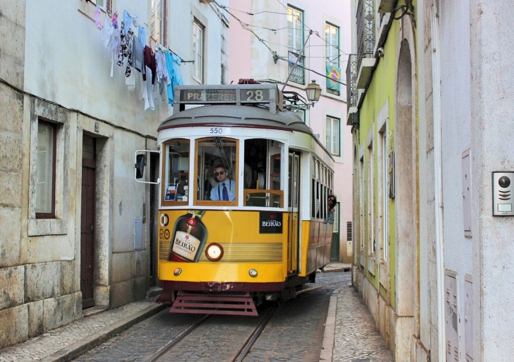 bondinho 28 passando em uma via estreita de Lisboa