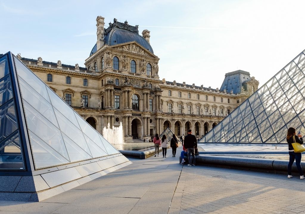 Fachada do Louvre com as icônicas pirâmides de vidro 