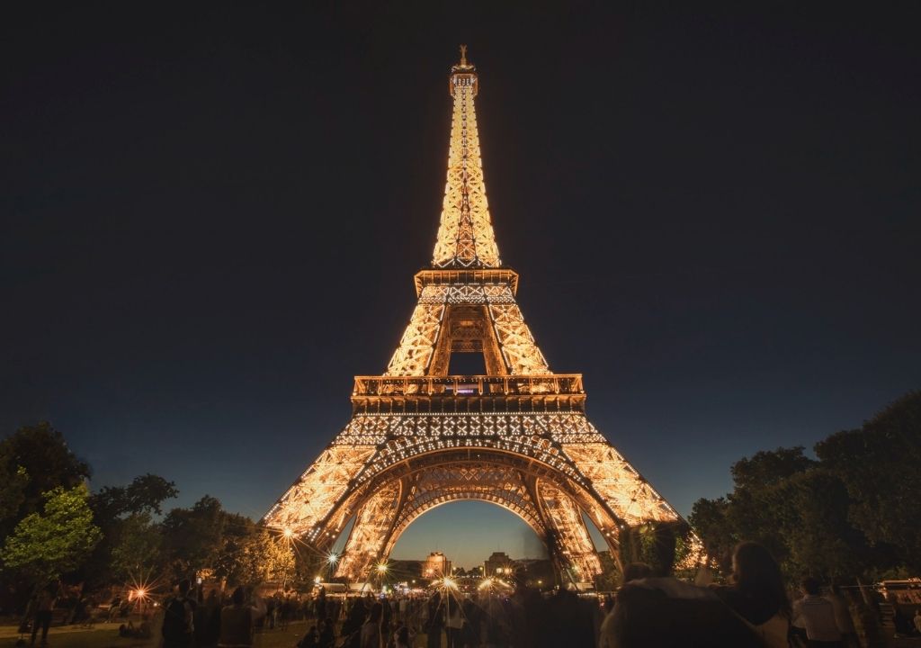 Torre Eiffel iluminada durante a noite