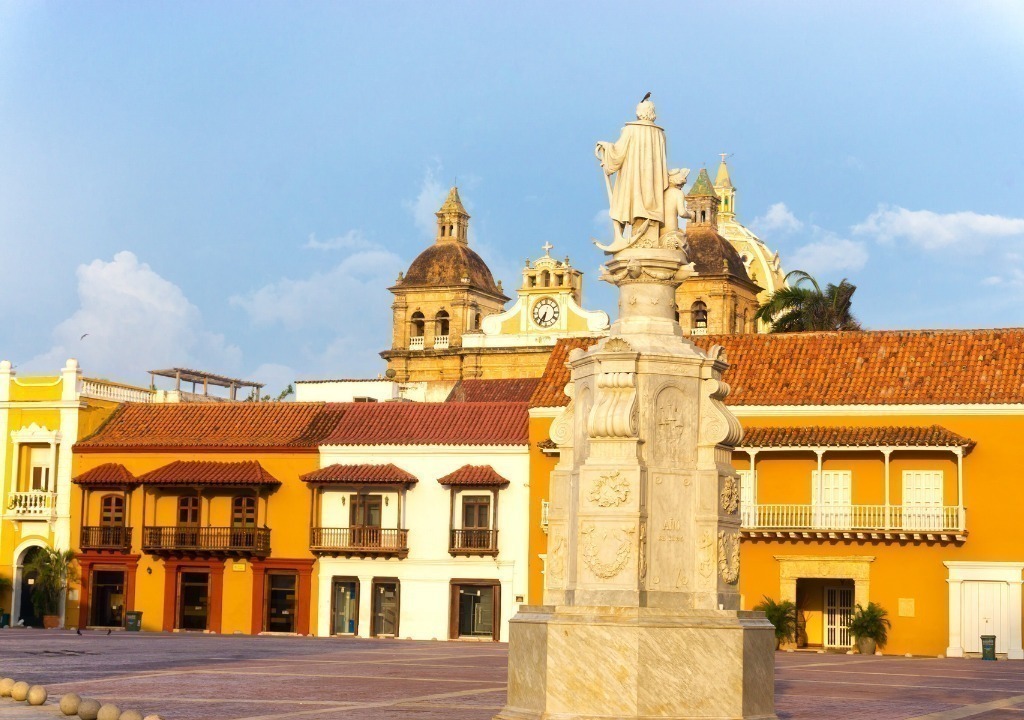 Plaza da Aduana e escultura de Colombo
