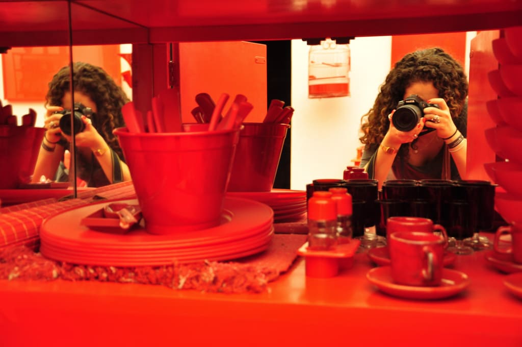 Sala vermelha em Inhotim de Cildo Meirelles