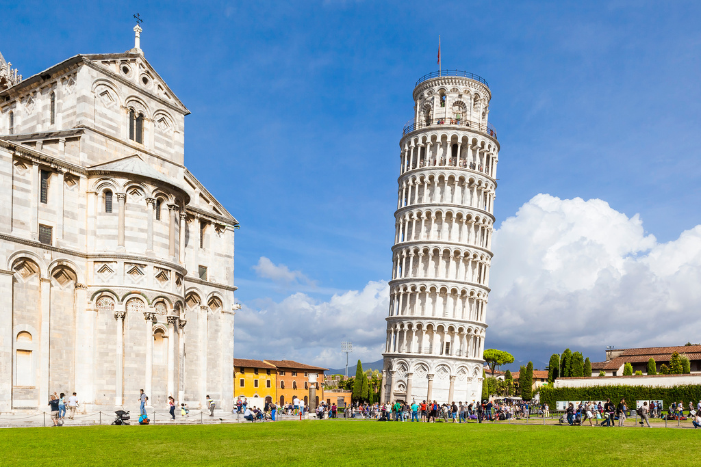 Torre de Pisa na Piazza Miracoli, bem inclinada. 